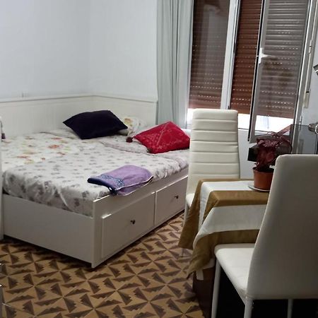 Las Golondrinas Habitacion En Piso Centrico Para Una O Dos Personas 萨拉戈萨 外观 照片